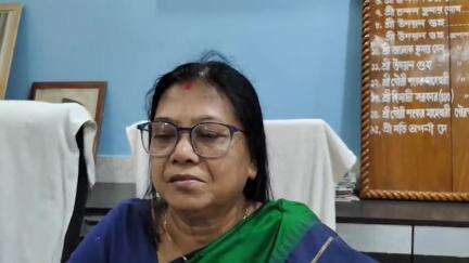 দিনহাটা ১: দিনহাটা পৌরসভার সামনে অস্থায়ী কর্মীরা মজুরি বৃদ্ধির আন্দোলন নিয়ে প্রতিক্রিয়া পৌরমাতার