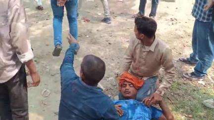 स्वार: खोद में बानी मैरिज हॉल के सामने ई-रिक्शा ने बाइक में मारी टक्कर, बाइक सवार हुआ गंभीर घायल