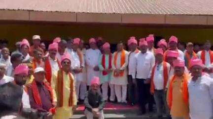 कवर्धा: मुख्यमंत्री कन्या विवाह योजना के दूल्हे राजाओं के साथ सांसद संतोष पांडे और जनप्रतिनिधि वीर सावरकर भवन से निकले बारात