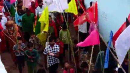 डिंडोरी - शाहपुरा ग्राम डुकरी गांव में पंचकुटी रुद्र महा यज्ञ का कलश यात्रा में शामिल महाराज  साधु नागा ।