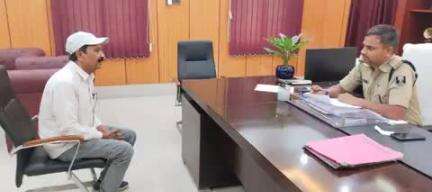 आज दिनांक-30.04.25 को पुलिस अधीक्षक, कटिहार के द्वारा अपने कार्यालय कक्ष में जन सुनवाई करते हुए I