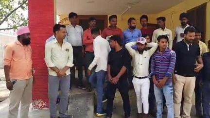बिसवां: रेउसा विद्युत उपकेंद्र पर कर्मियों ने धरना देकर कर्मचारी छटनी का किया विरोध, अधिशासी अभियंता को दिया ज्ञापन
#Jansmsaya