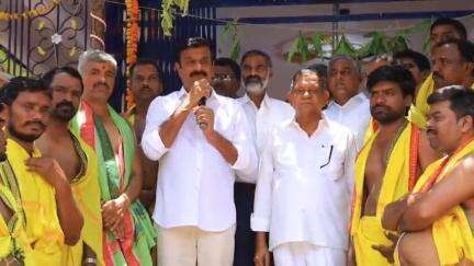 దుబ్బాక: రాయపోల్  మండల కేంద్రంలో జరుగుతున్న శ్రీ మార్కండేయ స్వామి విగ్రహ ప్రతిష్టలో పాల్గొన్న ఎమ్మెల్యే ప్రభాకర్ రెడ్డి
