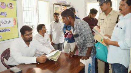 ఎమ్మిగనూరు: గోనెగండ్లలో రీ సర్వే ప్రక్రియను పరిశీలించి, రైతుల సమస్యలు తెలుసుకున్న సబ్ కలెక్టర్ మౌర్య భరద్వాజ్