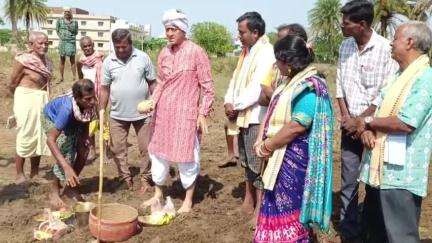 ଦିଗପହଣ୍ଡି: ଅକ୍ଷୟ ତୃତୀୟା ରେ ହଳଧରି ଚାଷ କଲେ ଦିଗପହଣ୍ଡି ବିଧାୟକ ସିଦ୍ଧାନ୍ତ ମହାପାତ୍ର