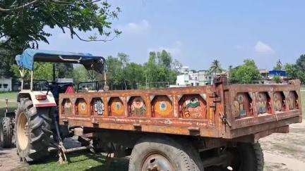 হেমতাবাদ: হেমতাবাদে কুলিক নদীর বালু চুরি, গ্রেপ্তার চালক বাজেয়াপ্ত ট্রাক্টর