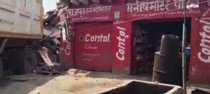 किरावली: जयपुर हाइवे किनारे बेकाबू होकर दुकान में घुसा ट्रोला, लाखों का हुआ नुकसान