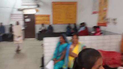 मऊ: जिला अस्पताल में डॉक्टर अपने चैंबर से रहे नदारद, मरीज घंटों इंतजार करते रहे, CMS ने कुछ भी कहने से किया इनकार