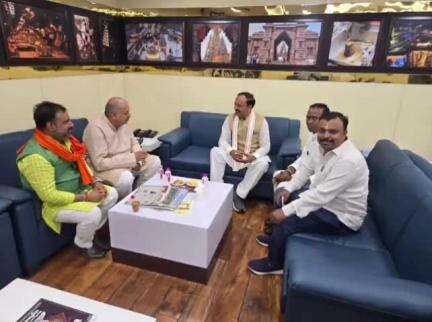 पिंड्रा: वाराणसी पहुंचे डिप्टी सीएम केशव प्रसाद मौर्य, एयरपोर्ट पर बीजेपी नेताओं ने किया स्वागत और संगठन की ली जानकारी