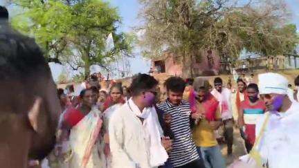 चंदवा.माल्हन पंचायत के मुखिया नें गांव का पारंपरिक सरहुल पर्व में भाग ले पर्व का आनंद उठाए
