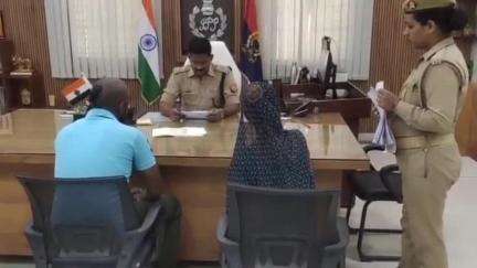 मऊ: बकवल इलाके में स्थित पुलिस ऑफिस में पुलिस अधीक्षक ने फरियादियों की समस्याएं सुनीं, जनपद के थानाध्यक्ष को दिए निर्देश