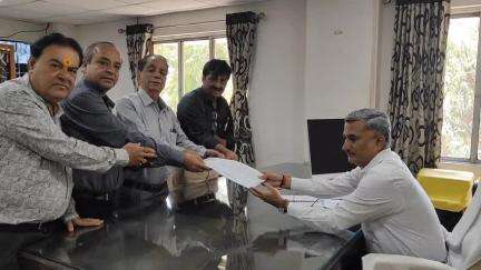 ગાંધીધામ: ગાંધીધામ સીટીઝન કાઉન્સિલ દ્વારા રખડતા ઢોર  મુદ્દે કોર્પોરેશન ખાતે રજૂઆત; ચાલો તો જાણીએ કમિશનર મિતેશ પંડ્યા શું કહે છે