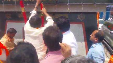 ಶೋರಾಪುರ: ನಗರದಲ್ಲಿ ತಾಲೂಕ ಆಡಳಿತ ಹಾಗೂ ಬಸವ ಜಯಂತಿ ಉತ್ಸವ ಸಮಿತಿಯಿಂದ ಅದ್ದೂರಿಯಾಗಿ ಬಸವ ಜಯಂತಿ ಆಚರಣೆ