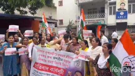 গুৱাহাটী: চাকৰিৰ বাবে অসমৰ মহিলাই সতীত্ব বন্ধকত দিয়া বুলি কোৱাত মুখ্যমন্ত্ৰীৰ পুত্তলিকা দাহেৰে ৰাজীৱ ভৱনত মহিলা কংগ্ৰেছৰ প্ৰতিবাদ