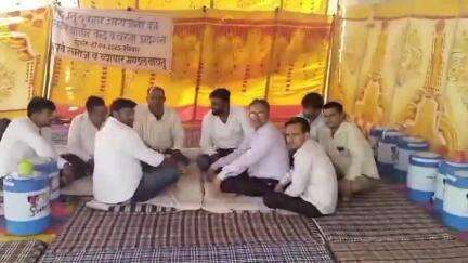 बायतु: बायतु में व्यापारियों द्वारा दिया जा रहा अनिश्चितकालीन धरना तीसरे दिन भी जारी रहा