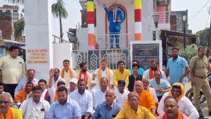 डुमरियागंज: डॉ अंबेडकर की तस्वीर केसाथ अपनीतस्वीर लगाने कोलेकर भाजपाइयों ने अंबेडकरप्रतिमा परअखिलेशयादव का डुमरियागंज में फूंकापुतला
