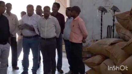 कलेक्टर डॉ संजय कन्नौजे ने सहकारी समितियों में खाद और बीज की स्थिति का लिया जायजा