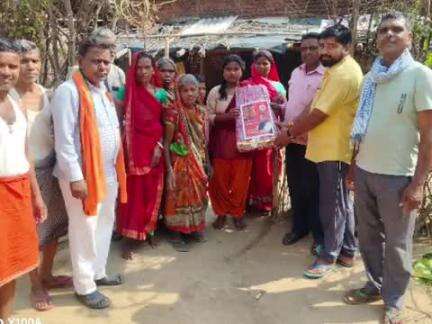 बरकागाँव: बड़कागांव पूर्वी ऊरिमारी मंडल में संसद द्वारा उपलब्ध कराए गए लहंगे का वितरण किया गया
