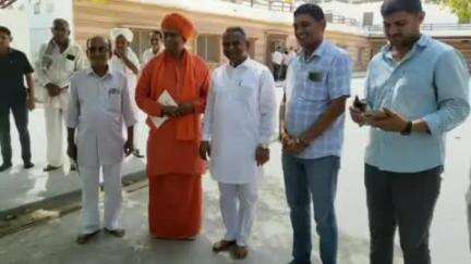 चौहटन: चौहटन विधायक ने पोकरण विधायक प्रताप पुरी जी से मुलाकात की, जन संवाद केंद्र में की जनसुनवाई