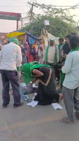 pahelgao me huye hadse ke karan tilhapur mod me nikala gaya atankwadoyo ke khilaf dharna pradarshan