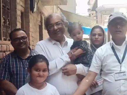 मऊ: सीएमओ और डीआईओ ने निभाई ज़िम्मेदारी, मुंशीपुरा के मखनवा में टीकाकरण से इंकार करने वाले परिवारों को मनाकर कराया टीकाकरण