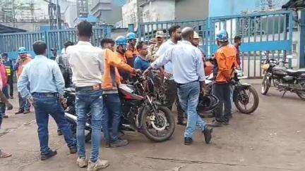 आदित्यपुर गम्हरिया: टाटा स्टील गम्हरिया के गेट नंबर 3 और 4 पर ग्रामीणों ने प्रदूषण को लेकर जाम लगाया, पुलिस बल की मौजूदगी में प्रबंधन से वार्ता