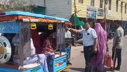 राठ: बिना रजिस्ट्रेशन और नंबर प्लेट के पुराने ई-रिक्शों पर प्रशासन का चाबुक, कोतवाली के पास आधा दर्जन ई-रिक्शों को पकड़ा गया