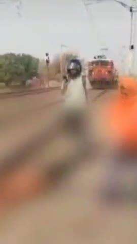 जोरवट गाँव के पास युवक और युवती ने चलती ट्रेन के आगे कूदकर दी जान,पुलिस जांच में जुटी