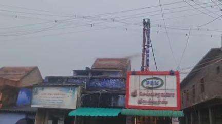 சாத்தான்குளம்: சாத்தான்குளம் பஜார் பகுதியில் வீட்டின் மேற்கூரையில் இடி தாக்கியதால் பரபரப்பு