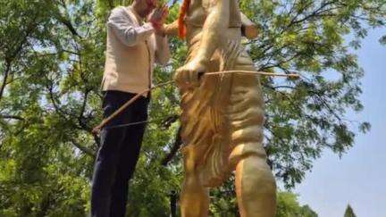 आदित्यपुर गम्हरिया: जिला स्थापना दिवस पर समाहरण परिसर में भगवान बिरसा मुंडा की प्रतिमा पर उपायुक्त, SP और अन्य ने किया माल्यार्पण