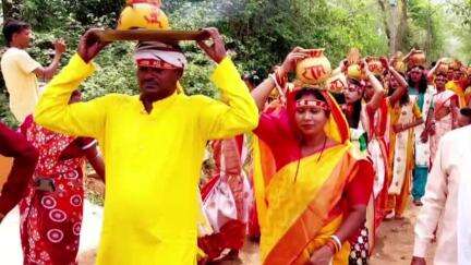 बलियापुर: गुलुडीह गांव में नवनिर्मित हरि मंदिर में भव्य कलश यात्रा निकाली गई