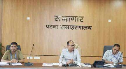 जिलाधिकारी, पटना द्वारा प्रोजेक्ट मॉनिटरिंग ग्रुप की बैठक में 30 से अधिक विकास परियोजनाओं के क्रियान्वयन की समीक्षा की गई तथा आ रही बाधाओं को दूर किया गया। सभी परियोजनाओं में अच्छी प्रगति है।