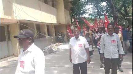 భీమవరం: పట్టణంలో ప్రకాష్ నగర్ ఎస్టి కాలనీలో  సమస్యలు పరిష్కరించాలని కోరుతూ మున్సిపల్ కాలనీ వద్ద సిపిఎం ఆధ్వర్యంలో ధర్నా