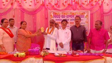 इचाक: डाढा में शिक्षक सत्यनारायण दास को दी गई विदाई, शिक्षक और बच्चे नम आँखों से हुए भावुक