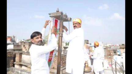 बड़ी सादड़ी: वैदिक मंत्रों के साथ धूमधाम से आदिनाथ जैन मंदिर पर नई ध्वजा चढ़ाने का कार्यक्रम आयोजित किया गया