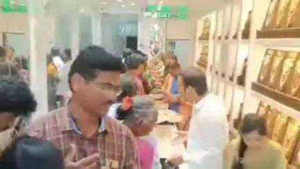 అక్షయ తృతీయ సందర్భంగా పట్టణంలోని బంగారు షాపులు కలకడలాడుతున్నాయి