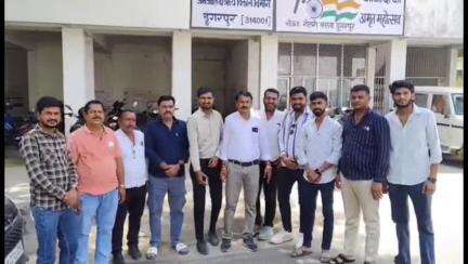 डूंगरपुर: कराडा पंचायत के ग्रामीणों ने बुधवार को कलेक्ट्रेट पहुंचकर पंचायत पुनर्गठन के फैसले का किया विरोध