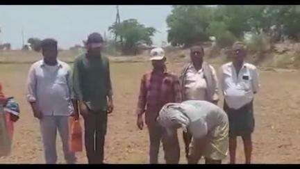 దర్శి: దొనకొండ మండల కేంద్రంలో వ్యవసాయ అధికారి లక్ష్మీనారాయణ ఆధ్వర్యంలో భూసార పరిక్షలు నిర్వహణ