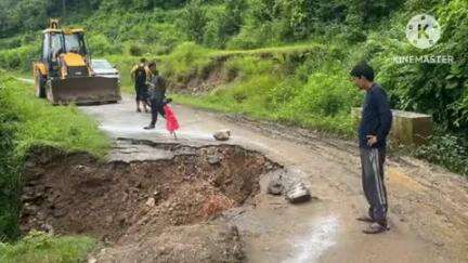 चौखुटिया: सुनगढ़ी मोटर मार्ग के एक वर्ष से क्षतिग्रस्त होने पर गेवाड़ विकास समिति ने डीएम से की शिकायत, आंदोलन की दी चेतावनी