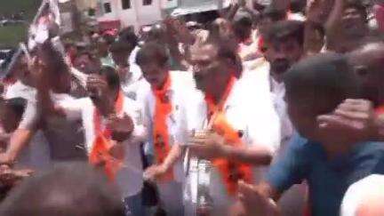 ಹಾಸನ: ಪಟ್ಟಣದಲ್ಲಿ ಬಸವ ಜಯಂತಿಯ ಭವ್ಯ ಮೆರವಣಿಗೆಯಲ್ಲಿ ಕುಣಿದು ಕುಪ್ಪಳಿಸಿದ ಗೃಹಮಂಡಳಿ ಅಧ್ಯಕ್ಷ ಕೆ.ಎಂ. ಶಿವಲಿಂಗೇಗೌಡ