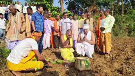 କେନ୍ଦୁଝର ସହର: ତେଲକୋଇ  ଠାରେ ଆୟୋଜିତ ପବିତ୍ର ଅକ୍ଷୟ ତୃତୀୟା ଉପଲକ୍ଷେ ମାଟି ମା ର ପୂଜା କରି ମୁଠି ଅନୁକୂଳ କଲେ ବିଧାୟକ