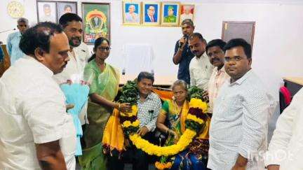 చిత్తూరు నగరపాలక సంస్థ విధులు నిర్వహిస్తూ పదవి విరమణ పొందిన వారిని సత్కరించిన నగర మేయర్ మరియు కమిషనర్