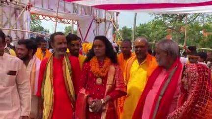 पकड़ी दयाल: शेखपुरवा बाजार रोड नीम गाछी चौक के पास श्री विष्णु महायज्ञ के लिए 1151 कन्याओं ने निकाली कलश शोभा यात्रा, उमड़ी भीड़