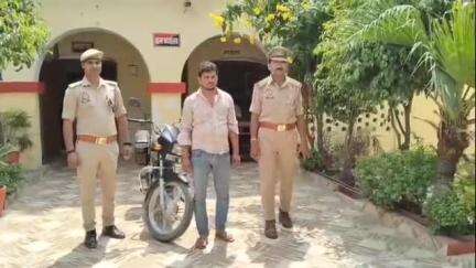 तिलहर: कटरा पुलिस ने त्रिपाठी मैरिज लॉन के पास बाइक और बाइक के पार्ट्स के साथ एक चोर को गिरफ्तार कर जेल भेजा