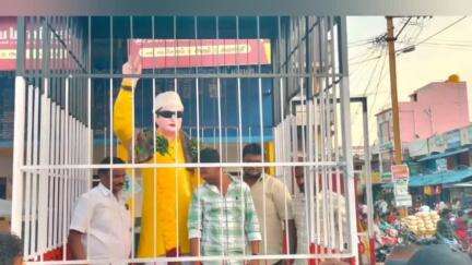அரூர்: அரூர் பேருந்து நிலையத்தில் அதிமுக முன்னாள் அமைச்சர் அன்பழகன் பிறந்தநாள் விழா கேக் வெட்டி கொண்டாட்டம்