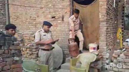 थावे: गोपलामठ गांव में मारपीट मामले में फरार आरोपी के खिलाफ पुलिस ने कोर्ट के आदेश पर की कुर्की