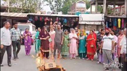 दाड़लाघाट: पहलगाम में हुए आतंकी हमले के विरोध में कुनिहार में जलाया गया पाकिस्तान का पुतला, जमकर पाकिस्तान के खिलाफ नारेबाजी की गई