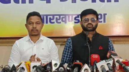 कांके: हरमू स्थित बीजेपी प्रदेश कार्यालय में, प्रदेश प्रवक्ता ने सीएम की विदेश यात्रा पर तंज कसा