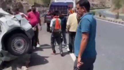 गोगुन्दा: नया गुड़ा में अनियंत्रित होकर खाई में गिरी कार, हादसे में 2 महिलाओं सहित 4 लोग गंभीर घायल