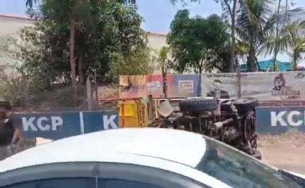 పెనుగంచిప్రోలు లో లారీ బోల్తా పడి ముగ్గురికీ గాయాలు, కేసు నమోదు చేసిన పోలీసులు